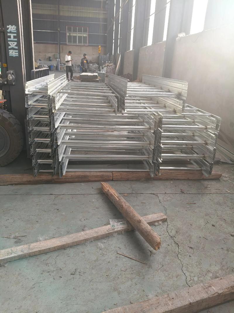 橋架產(chǎn)品介紹 梯式、槽式防火與鍍鋅鋁合金槽隔板